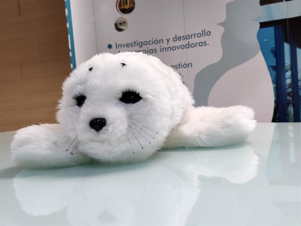 La foca-robot 'Nuka', conocida también como 'Paro', en el Centro de Referencia Estatal del Alzheimer en Salamanca