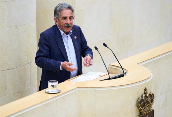 Archivo - El presidente de Cantabria, Miguel Ángel Revilla, interviene en un Pleno del Parlamento de Cantabria. Foto de archivo.