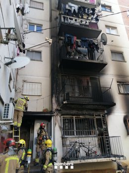Un herido crítico, uno grave y 7 leves al incendiarse un bloque de pisos en Salt (Girona)