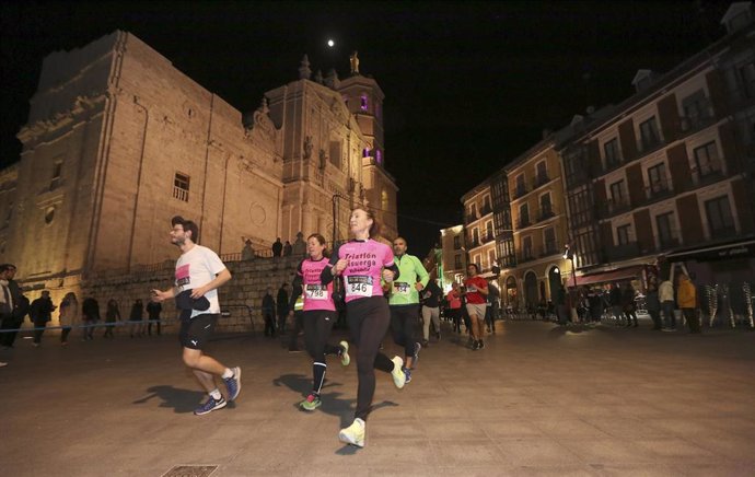 Cerca de 2.000 personas recorren Valladolid a través de 18 monumentos en la X Carrera Ríos de Luz