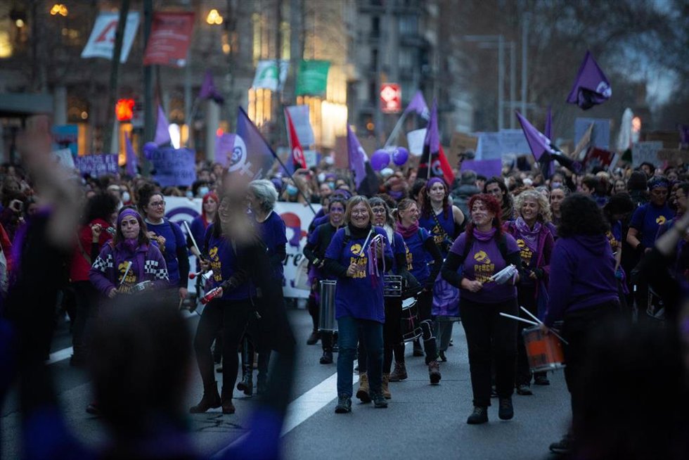Archivo - Un grupo de personas toca en una manifestación por el 8M