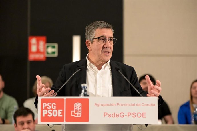 El portavoz del PSOE en el Congreso, Patxi López, interviene durante el Comité Provincial del PSDEG-PSOE provincial de A Coruña, en el Hotel Attica, a 4 de marzo de 2023, en A Coruña, Galicia.