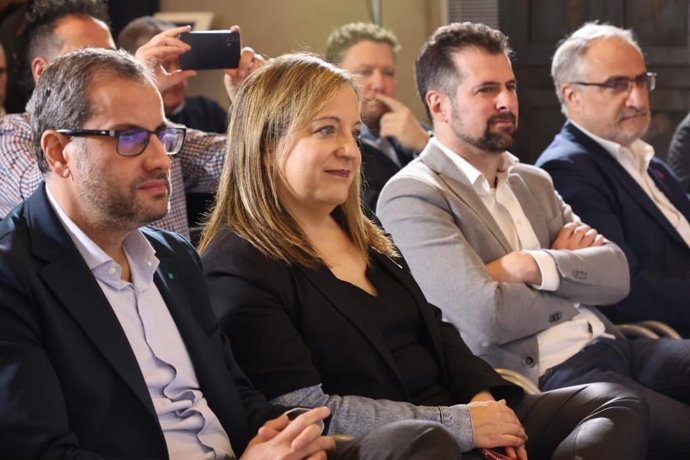 El secretario general del PSOE de Castilla y León, Luis Tudanca, junto al alcalde de Ponferrada, Olegario Ramón y la eurodiputada del PSOE, Iratxe García asisten en Ponferrada a unas jornadas sobre fondos europeos.