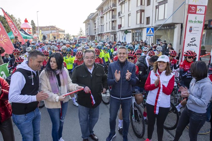 El vicepresidente y consejero de Deporte, Pablo Zuloaga, y la consejera de Presidencia, Paula Fernández, asisten a la salida de la primera prueba de la Copa España de ciclismo femenino Gran Premio Cantabria Deporte Villa de Noja.