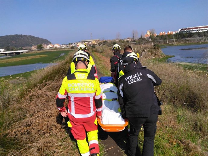 Bomberos rescatan a un hombre tras caerse en las Marismas de Santoña.