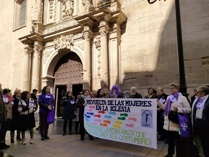 Concentración en Logroño de la Revuelta de Mujeres en la Iglesia junto a la concatedral de La Redonda