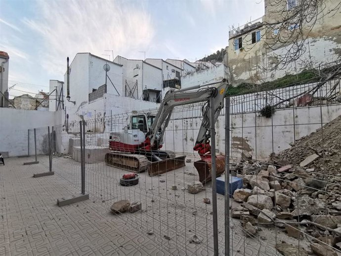El destierro de más de 30 toneladas de tierra descubre al completo el solar de la calle Elvín, y da paso al pilotaje y cimentación de la Caja de Música, que construye el Ayuntamiento en el casco antiguo