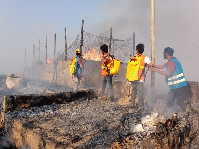Tareas de contención de un incendio en Cox's Bazaar (Bangladesh)