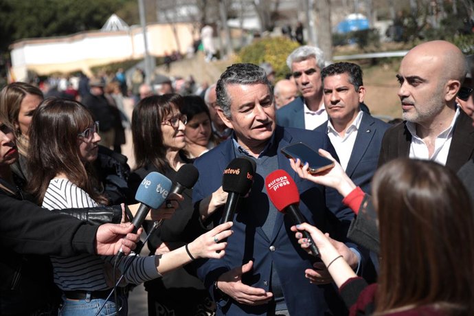 El conseller de Presidncia d'Andalusia, Antonio Sanz, en unes declaracions als periodistes al costat del candidat del PP a l'alcaldia de Barcelona, Daniel Sirera, en el Dia d'Andalusia que el Centre Cultural Federico García Lorca celebra a Barcelona
