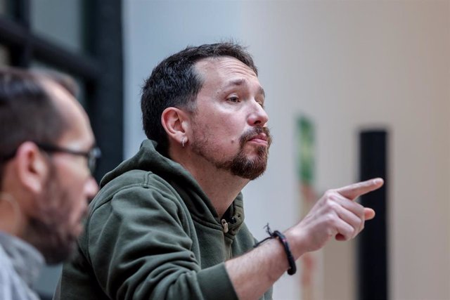 El portavoz de Unidas Podemos en el Congreso, Pablo Echenique (i), y el exvicepresidente, Pablo Iglesias (d), durante la presentación del libro, ‘Memorias de un piloto de combate’, en el Espacio Larra, a 5 de marzo de 2023, en Madrid (España).