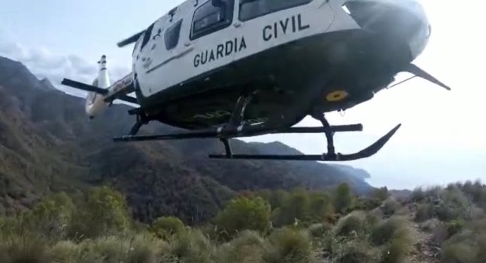 Helicóptero de la Guardia Civil durante el rescate de un senderista herido