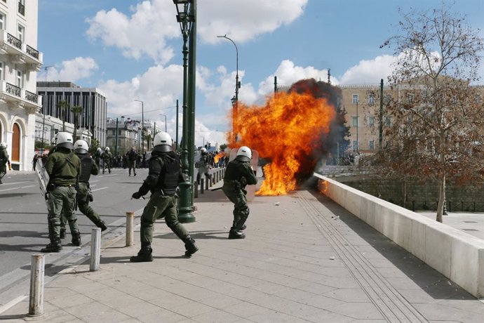 Explosión de un cóctel molotov en una manifestación en Atenas, Grecia