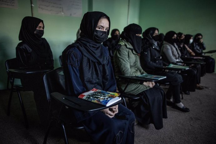 Archivo - 17 November 2022, Afghanistan, Kabul: Women are being trained as police officers in a classroom at a police barrack. Since taking power in August 2021, the militant Islamist movement of Taliban have been massively restricting women's rights, p
