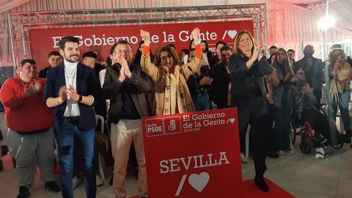 La vicesecretaria general del PSOE, María Jesús Montero; el secretario general del PSOE de Sevilla, Javier Fernández; la alcaldesa de Osuna, Rosario Andújar, y el secretario general de JSA de Sevilla, Rubén Manrique