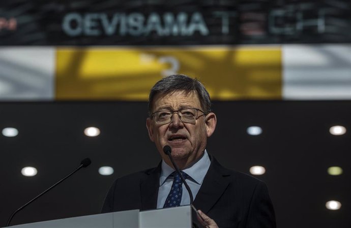 El 'president' de la Generalitat valenciana, Ximo Puig, interviene durante la inauguración de la feria Cevisama 2023