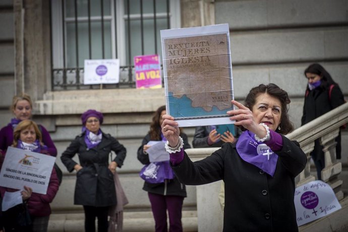 Feministas católicas de la Revuelta de Mujeres en la Iglesia se manifiestan bajo el lema 'Caminamos juntas por la igualdad y la dignidad en la Iglesia'. frente a la Catedral de la Almudena, a 5 de marzo de 2023, en Madrid, (España). 