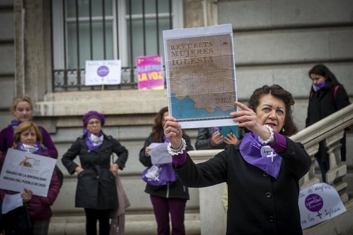 Feministas católicas de la Revuelta de Mujeres en la Iglesia se manifiestan bajo el lema 'Caminamos juntas por la igualdad y la dignidad en la Iglesia'. frente a la Catedral de la Almudena, a 5 de marzo de 2023, en Madrid, (España). 