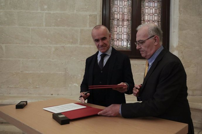 El alcalde de Sevilla, Antonio Muñoz, y el Consejo Evangélico Provincial, representado por el pastor Manuel Lauriño, durante la firma de un convenio