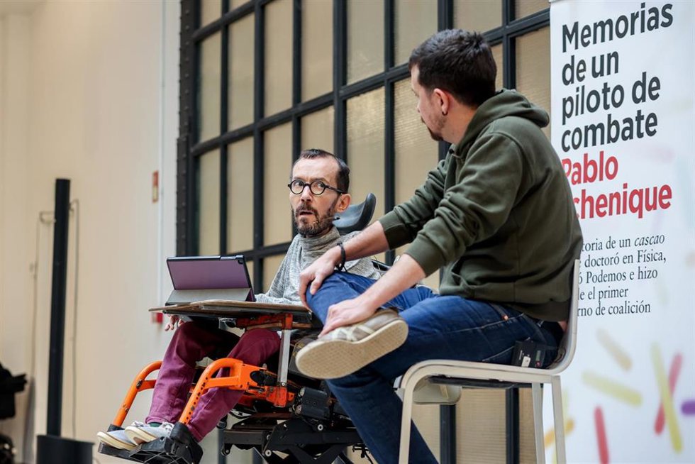 El portavoz parlamentario de Unidas Podemos en el Congreso, Pablo Echenique (i), y el exvicepresidente segundo del Gobierno, Pablo Iglesias (d), durante la presentación del primer libro de Echenique, Memorias de un piloto de combate, en el Espacio Lar