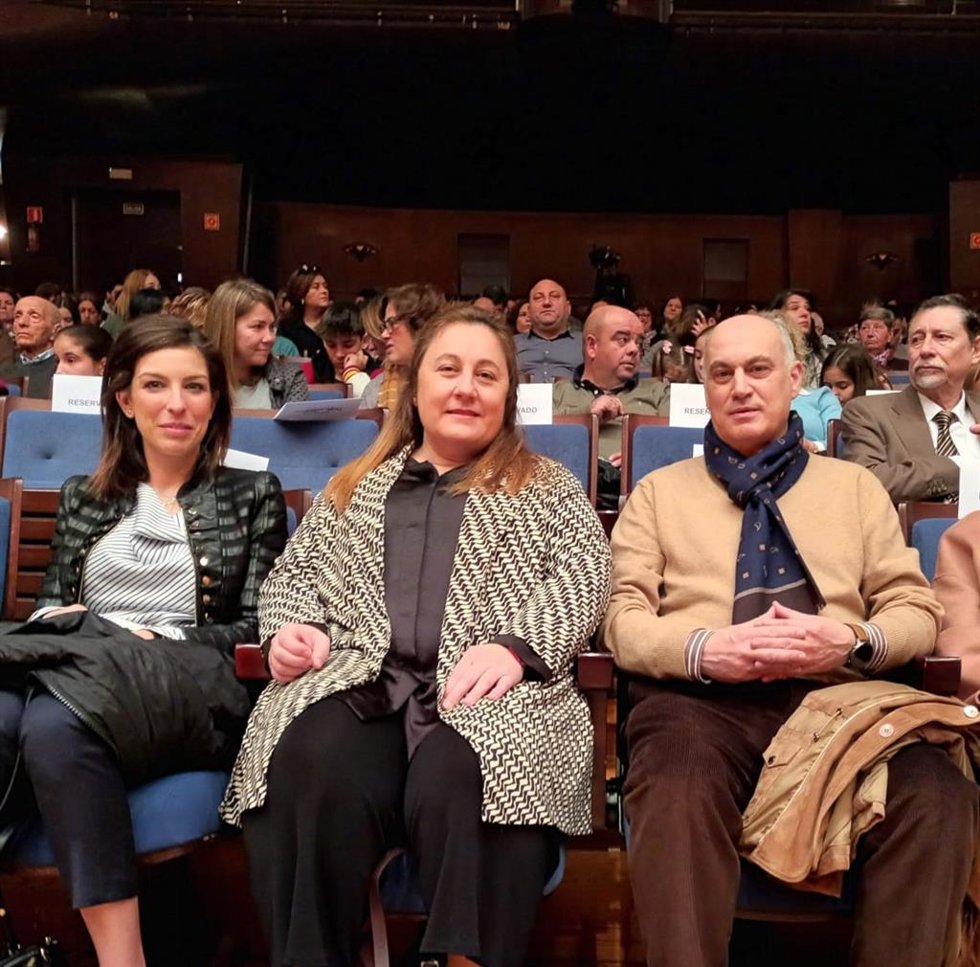 La consejera de Educación, Lydia Espina, junto a la concejala de Educación de Oviedo, Lourdes García, y el director del Conservatorio Superior de Música Eduardo Martínez Torner del Principado, Fernando Agüeria.