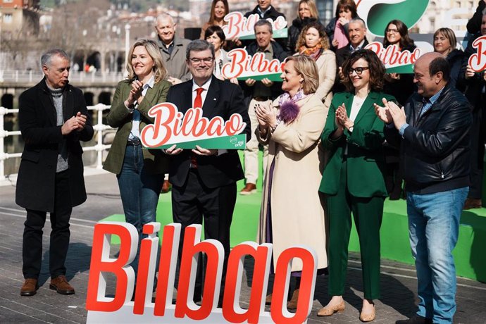 El alcalde de Bilbao y candidato a la relección del PNV, Juan Mari Aburto, en un acto en Bilbao, junto al Lehendakari, Iñigo Urkullu, y el presidente del EBB, Andoni Ortuzar