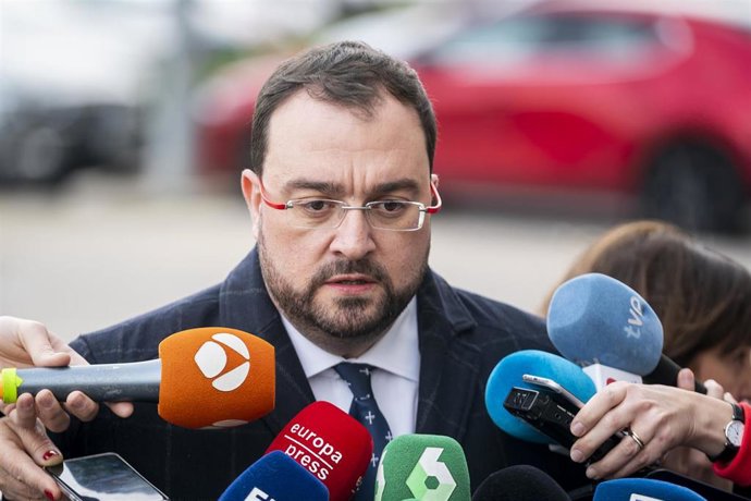 El presidente del Principado de Asturias, Adrián Barbón, atiende a medios.