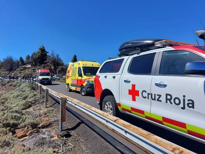 Los recursos de emergencia intervienen en el Parque Nacional del Teide tras el accidente de un motorista a la altura del Portillo Alto