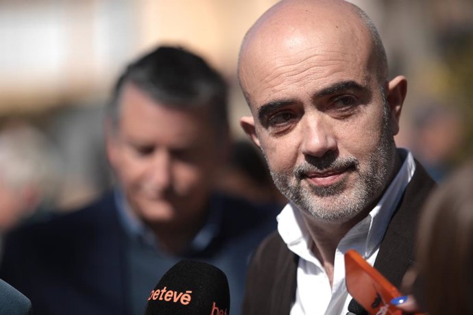 El candidat del PP a l'Alcaldia de Barcelona, Daniel Sirera, en unes declaracions als periodistes al costat del conseller de Presidncia d'Andalusia, Antonio Sanz, en el Dia d'Andalusia organitzat pel Centre Cultural Federico García Lorca a Barcelona
