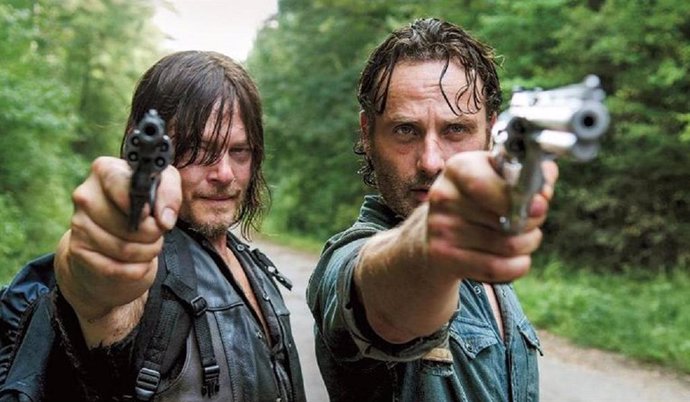 Archivo - The Walking Dead: Andrew Lincoln (Rick) y Norman Reedus (Daryl) juntos en el rodaje de los capítulos finales
