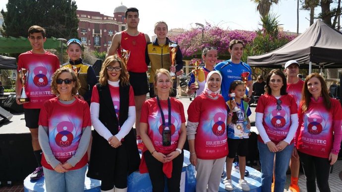 La consejera de Igualdad de Melilla, Elena Fernández Treviño (3i) en la carrera de la mujer