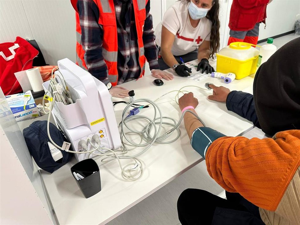 Interceptan una patera con 18 personas a bordo en Benidorm