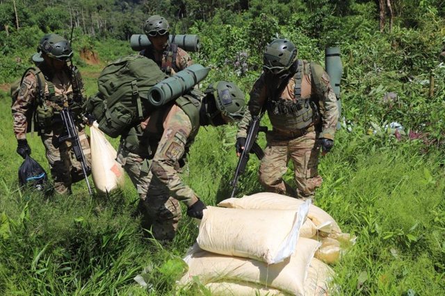 Archivo - Soldados de las Fuerzas Armadas de Perú