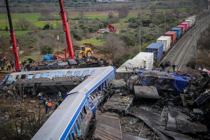 Bomberos y trabajadores de los equipos de búsqueda y rescate tras un accidente de tren en los alrededores de la ciudad de Tempi, en Grecia