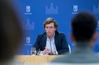 Almeida cree que votar 'no' a la moción de censura de Vox sería un "balón de oxígeno" para Sánchez