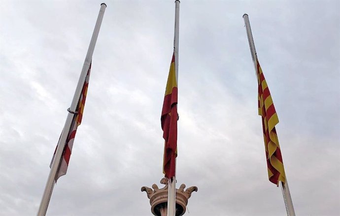 Banderes de l'Ajuntament de Barcelona a mitja asta 
