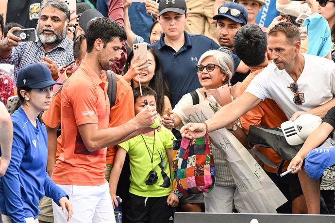 Archivo - Novak Djokovic of Serbia signing for fans after losing his first round doubles match with partner Vasek Pospisil of Canada during the 2023 Adelaide International Tennis Tournament at the Memorial Drive Tennis Centre in Adelaide, Monday, Januar