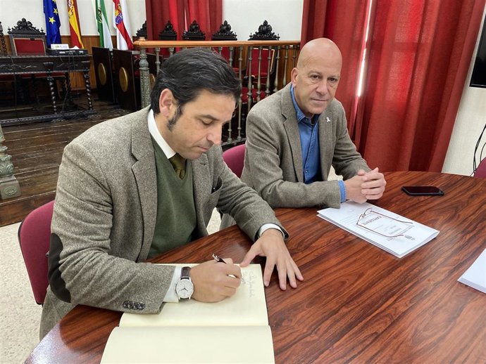 El delegado de Sostenibilidad, Medio Ambiente y Economía Azul de la Junta en Huelva, Pedro Yórquez, durante su encuento con el alcalde de Calañas, Mario Peña.