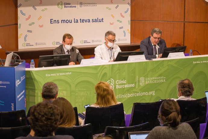 El director mdic de l'Hospital Clínic, Antoni Castells, el secretari de Telecomunicacions de la Generalitat, Sergi Marcén, i el director de l'Agncia de Ciberseguretat, Toms Roy, en la roda de premsa