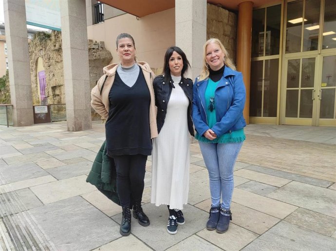 Velarde (centro), ante el Ayuntamiento de Córdoba, entre las dos ediles de Podemos.