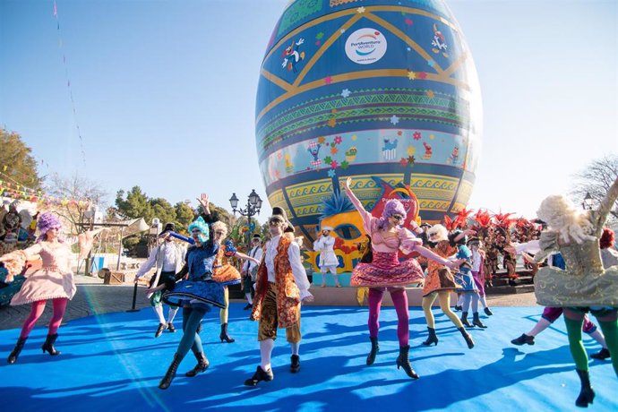 Un grupo de personas disfrazadas ofrecen un espectáculo el día de la inauguración del PortAventura World 2023, a 17 de febrero de 2023, en Salou, Tarragona, Cataluña (España). El parque de atracciones inicia hoy su temporada 2023. Una de las principales