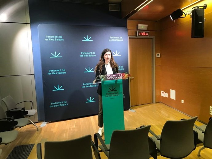 Archivo - La portavoz adjunta de Unidas Podemos en el Parlament, Esperana Sans, en rueda de prensa