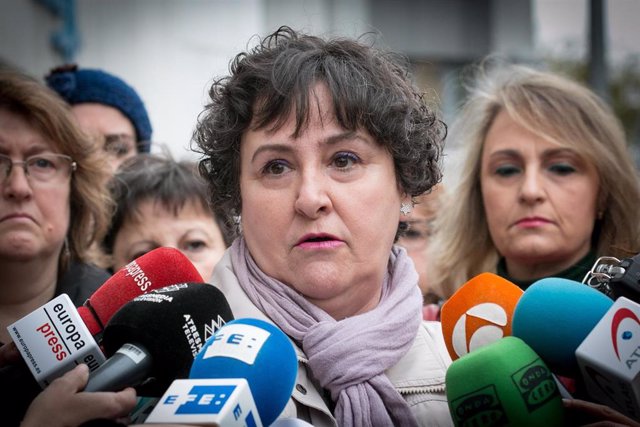 Archivo - María Salmerón atiende a los medios a la puerta de los juzgados en Sevilla