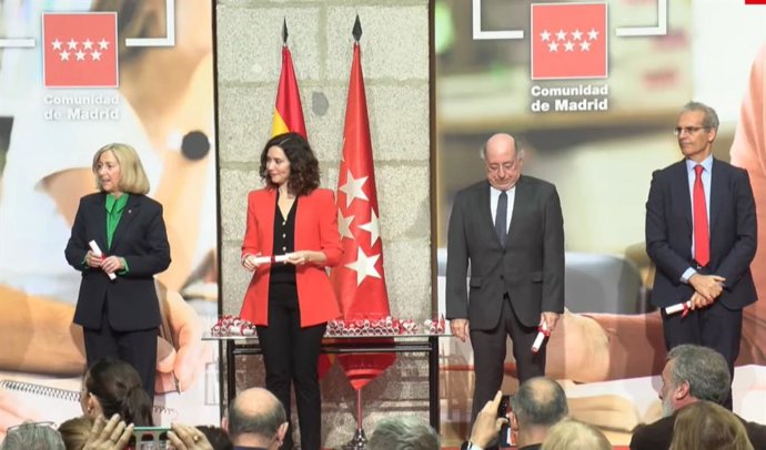 Díaz Ayuso, segunda por la izquierda, preside la entrega de diplomas a los participantes de la Universidad para Mayores de la Comunidad de Madrid.