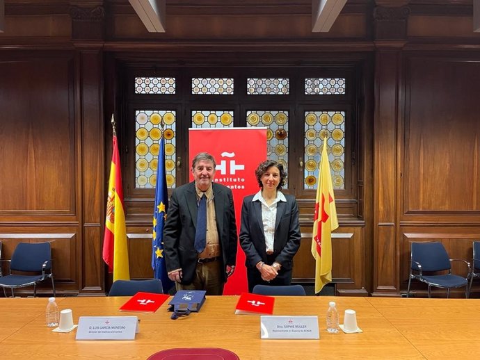 El director del Instituto Cervantes, Luis García Montero, junto a la representante de ACNUR, Sophie Muller, tras la firma del acuerdo de colaboración.