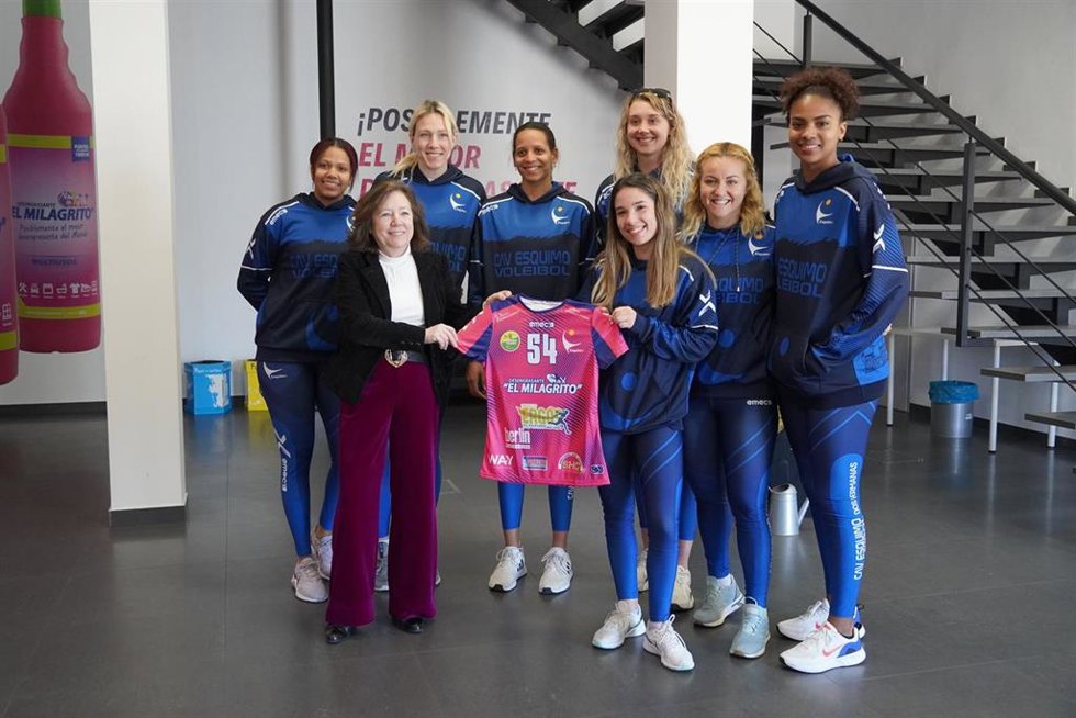 El Milagrito refuerza su apuesta por la ayuda a las mujeres con la visita del CAV Esquino Voleibol a su fábrica