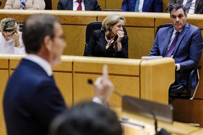 Archivo - La ministra d'Afers Econmics i Transformació Digital, Nadia Calviño, i el president del Govern central, Pedro Sánchez, en un ple del Senat