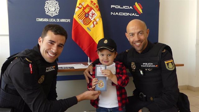 Los dos agentes de la Policía Nacional que le salvaron la vida al pequeño de 3 años, quien les visitó junto a su familia en la Comisaría de Arrecife, Lanzarote, una vez recuperado