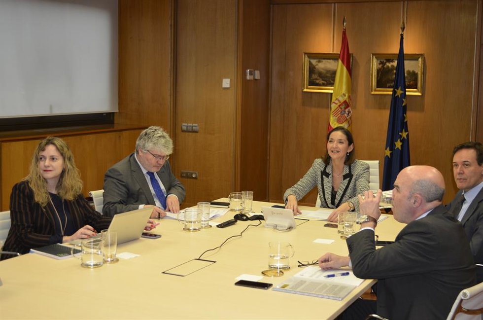 Archivo - La ministra de Industria, Comercio y Turismo, Reyes Maroto (centro de la imagen), preside la constitución de la Alianza del Proyecto Estratégico para la Recuperación y Transformación Económica del Vehículo Eléctrico y Conectado (Perte VEC)