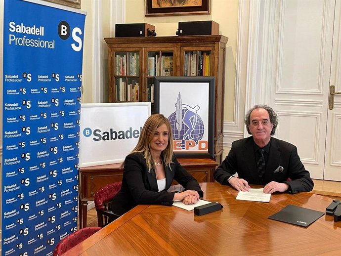 El presidente de la AEPD, Julián Redondo, y la directora del Segmento de Colectivos Profesionales de Banco Sabadell, Rosario Fernández, firman el acuerdo de la entidad financiera con los periodistas deportivos españoles.