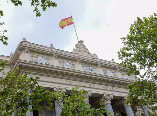 Archivo - Edificio del Palacio de la Bolsa, a 22 de abril de 2022, en Madrid (España). El Ibex 25 ha iniciado la sesión de este viernes con una caída del 1,34%, lo que le ha llevado a situarse en los 8.696, 9 enteros. La caída se ha producido tras los com